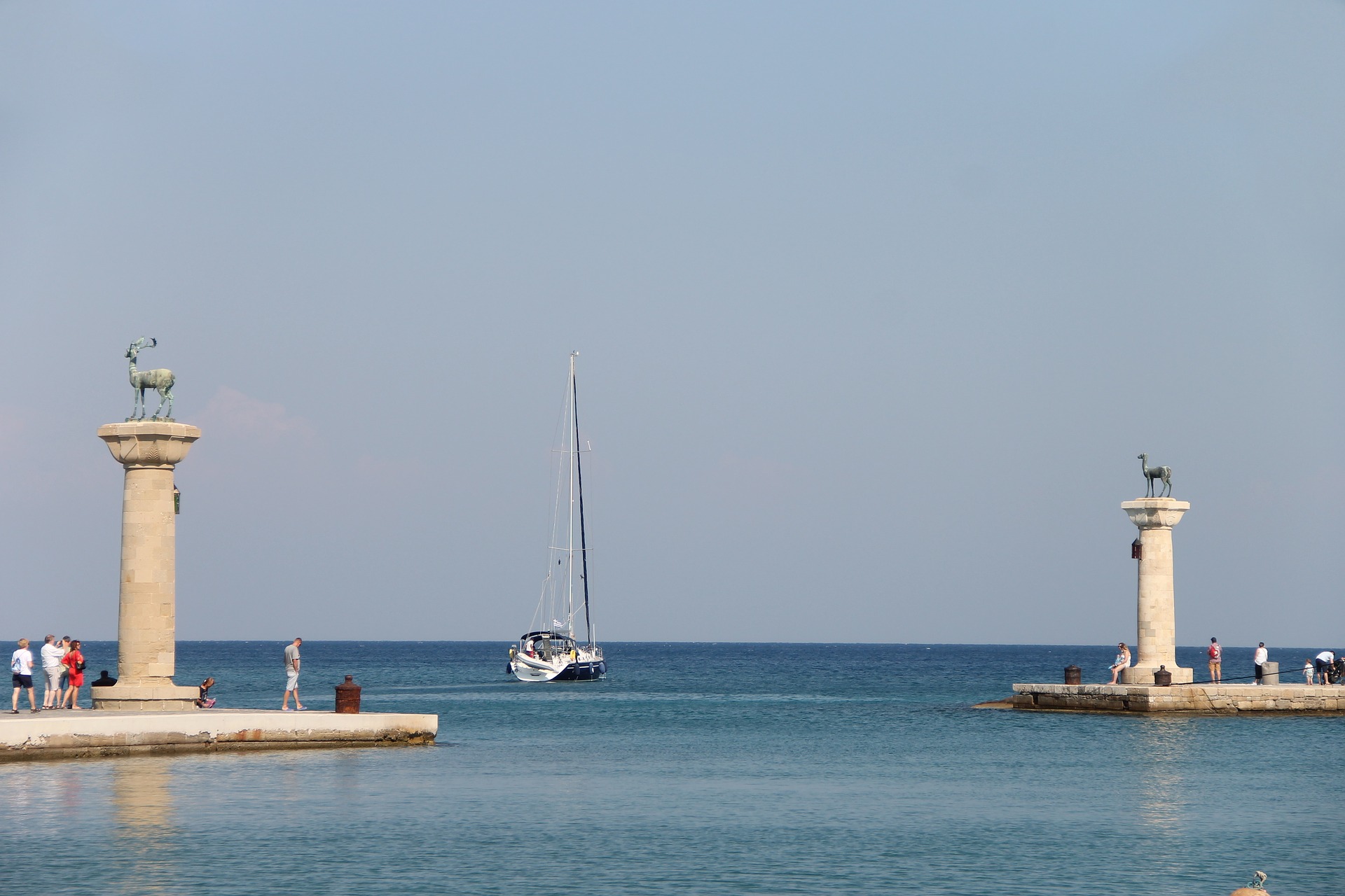 Mandraki Hafen, Rhodos, Säulen, Hirsch, Hirschkuh